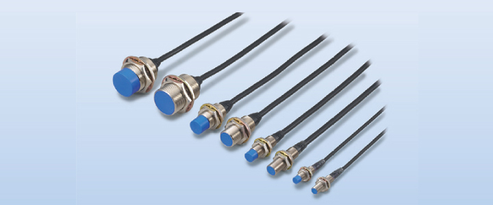 獨立的KEYENCE接近傳感器,高靈敏度和長距離接近傳感器。出色的緊固強度:傳感器外殼厚實堅固。傳感器牢固擰緊,以防止因振動或沖擊引起的松動。靈活的關節:電纜通過高靈活接頭連接到傳感器頭,可以彎曲成90度角,同時仍然可以防止電纜斷線。