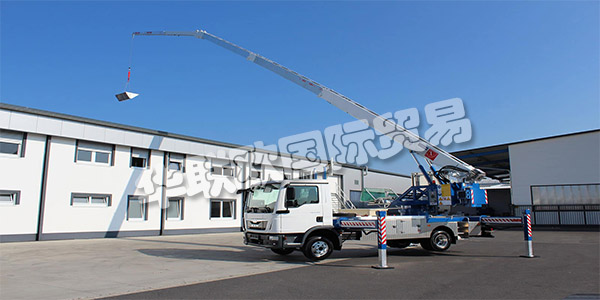 KLAAS早在1933年,由西奧多·克拉斯(Theodor Klaas)在威斯特伐利亞(Westphalia)的阿舍貝格(Ascheberg)成立。作為一名建筑承包商,他在第二次世界大戰后利用他的所有創造力開發出第一臺傾斜式升降機,這使得建筑工地的工作變得更加容易。