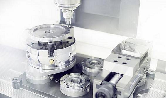 SCHUNK刀具夾持系統(tǒng)對機加工行業(yè)產(chǎn)生了前所未有的革命性影響。?模塊化夾持系統(tǒng)借鑒其優(yōu)勢,它的作用遠(yuǎn)不止于一個參考基準(zhǔn),還提供了包括定位、夾持以及接口通用等功能。這種夾持原理如今被認(rèn)為是提高生產(chǎn)效率的最有效的方法之一,廣泛適用于從小型零件到大型零件,從粗加工到裝配應(yīng)用的各種工藝。作為這一技術(shù)的先驅(qū)以及夾持技術(shù)和抓取系統(tǒng)的領(lǐng)導(dǎo)者,SCHUNK始終致力于開發(fā)新的應(yīng)用領(lǐng)域,并在它的模塊化系統(tǒng)中新增了適用于直接夾持工件以及微小型零件的專業(yè)標(biāo)準(zhǔn)模塊。