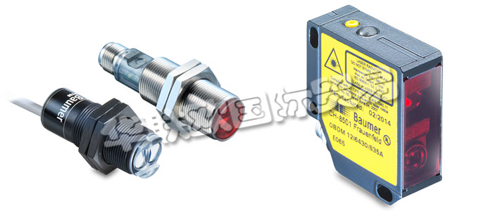 堡盟漫反射式傳感器強度差別檢測型的發(fā)射器和接收器位于同一個外殼內。光源射出的紅外線、紅光或激光直接被目標物反射回到傳感器上。如果目標物反射的光線足夠充足,接收光將觸發(fā)傳感器的開關動作。照射到目標物上的光線基本上都發(fā)生漫反射,并沿各個方向反射。接收器只接收到這些光線的很小一部分。如果目標物反射的光線足夠充足,接收光將觸發(fā)傳感器的開關動作。由于傳感器是根據(jù)來自材料的反射光而工作,所以表面特性、顏色和光澤度對于檢測距離的影響極大。