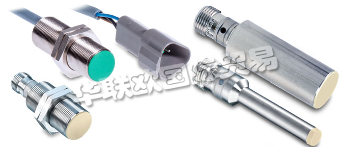 堡盟電感式接近開(kāi)關(guān)屬于非接觸式電子傳感器。電感式傳感器能識(shí)別所有導(dǎo)電金屬目標(biāo)物。振蕩器產(chǎn)生一個(gè)高頻電磁場(chǎng),電磁場(chǎng)從開(kāi)關(guān)的感應(yīng)面發(fā)出。當(dāng)導(dǎo)電金屬物體進(jìn)入此電磁場(chǎng)時(shí),金屬內(nèi)部會(huì)感生渦流,使振蕩幅值發(fā)生變化,從而使振蕩器輸出的電壓發(fā)生變化,進(jìn)而導(dǎo)致觸發(fā)器的狀態(tài)變化并改變輸出狀態(tài)。